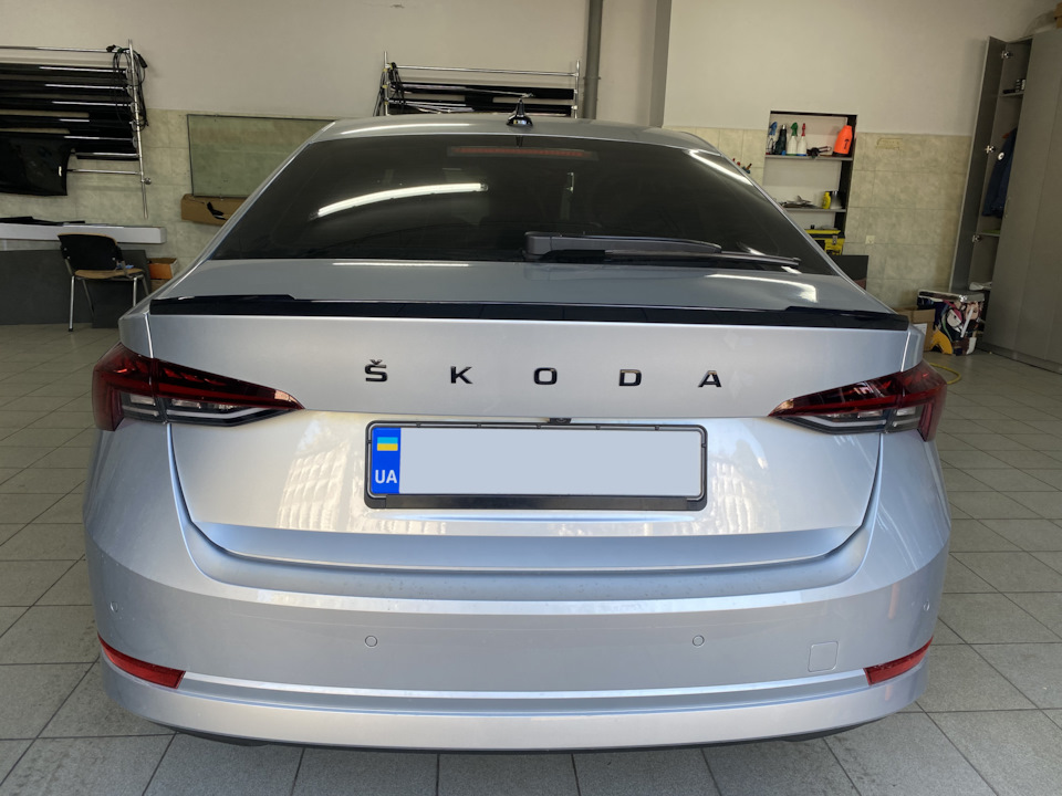 Оригінальні чорні літери Skoda та Octavia - Black Edition 5