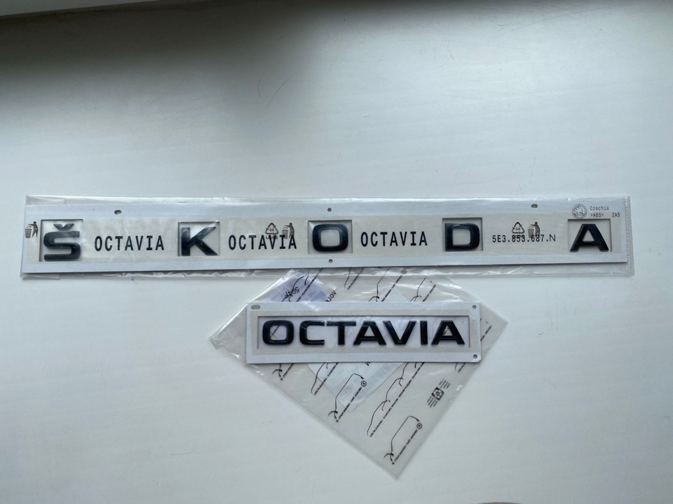 Оригінальні чорні літери Skoda та Octavia - Black Edition 1