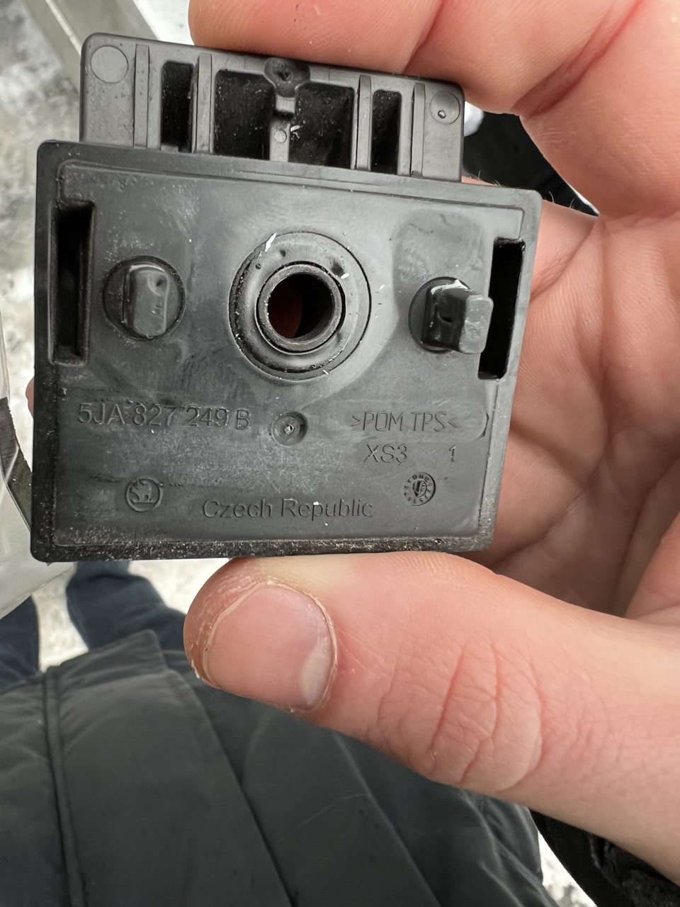 Упори багажника нового зразка 5JA 827 249 C 1