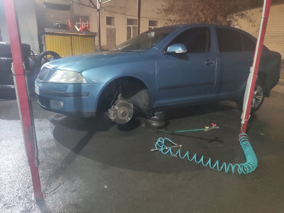 Кришка бачка омивача та сітка Skoda Octavia 5