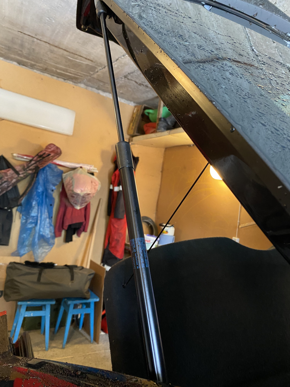 Заміна газових упорів багажника 4