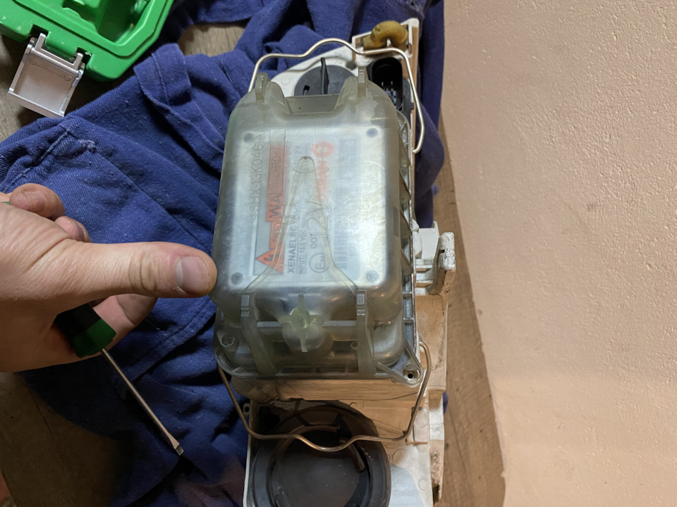 Заміна ламопчок ближнього світла D1S OSRAM 2