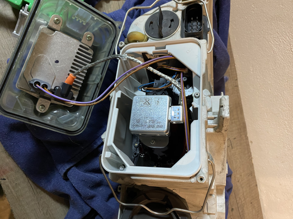 Заміна ламопчок ближнього світла D1S OSRAM 4