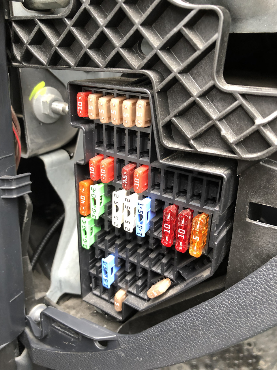 Встановив у багажник прикурювач 12v. 4