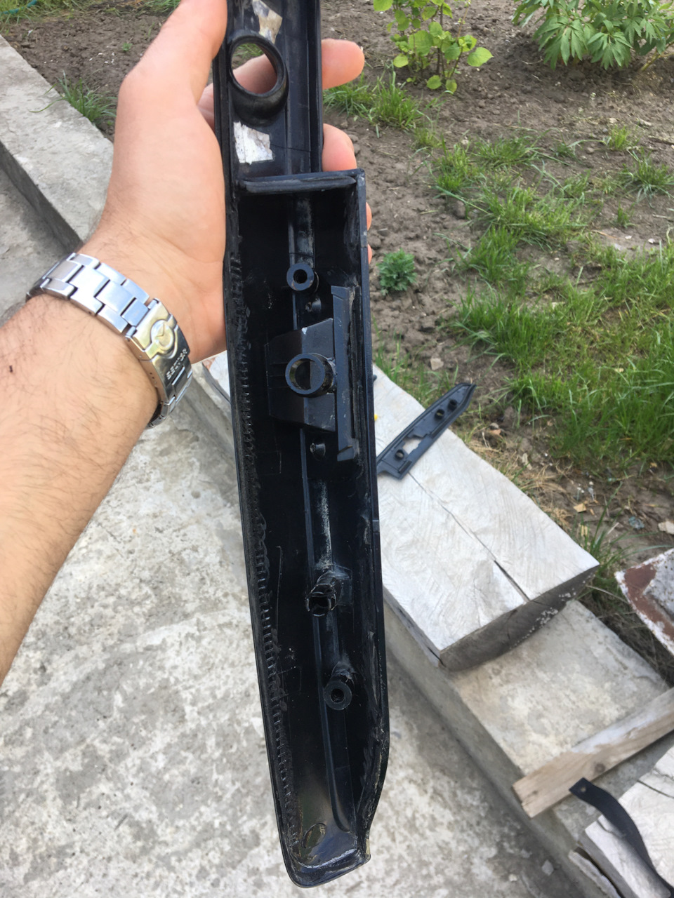 Встановив ущільнювач на ручку багажника і поставив нову заглушку на гачок для буксирування.Додаток #13 3