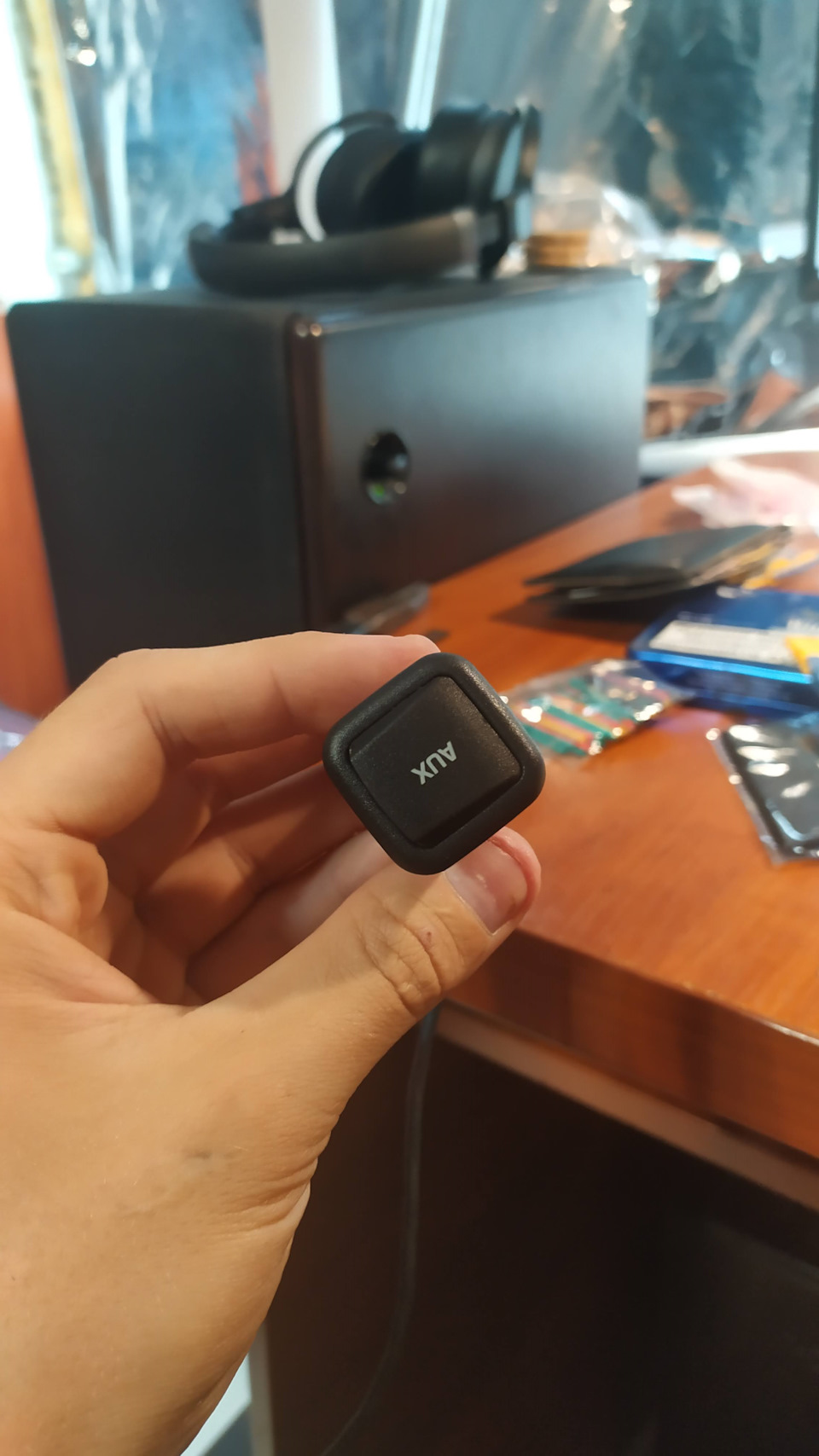Встановив підлокітник Jumbo Box, Aux для Alpine CDE-9880R, загудів ступичний... 2
