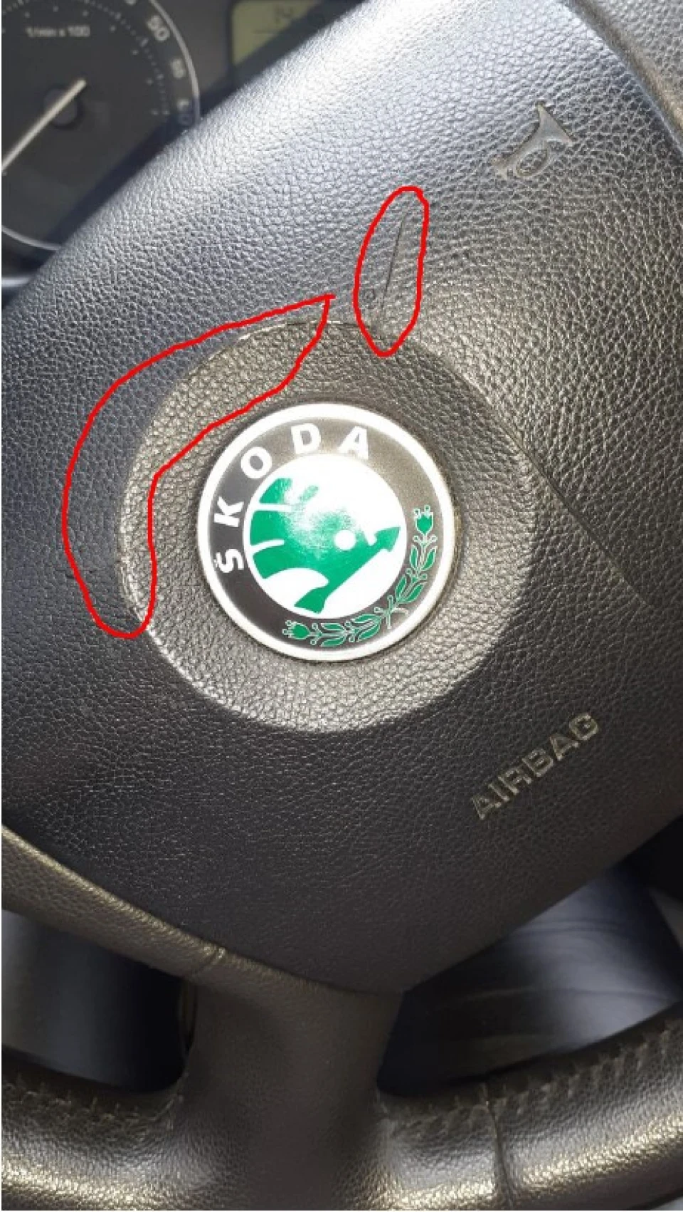 Лапнув пластик на кришці AIRBAG Scoda Octavia A5