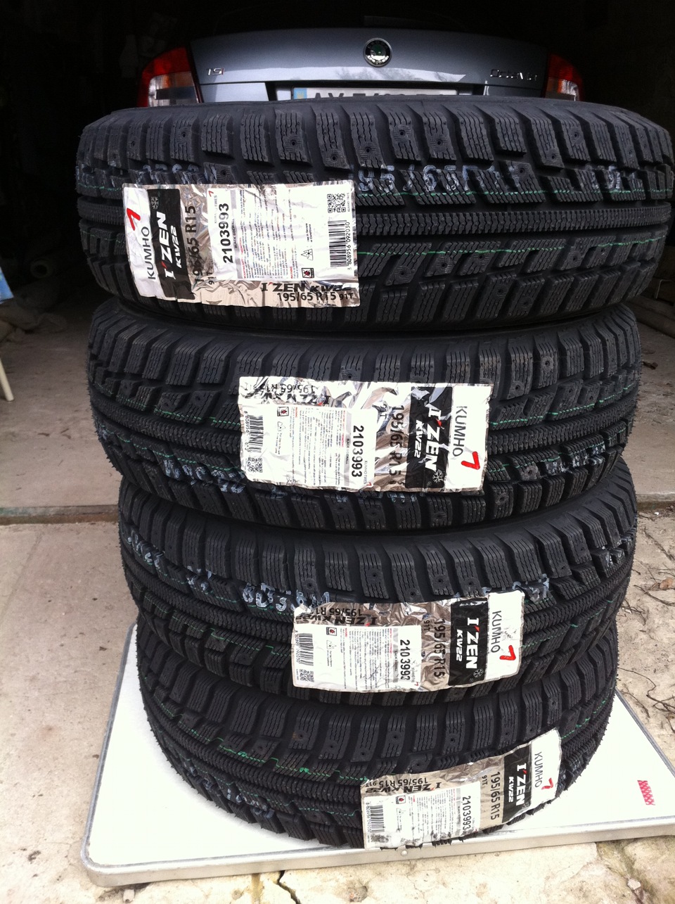Зимова гума Kumho I'Zen KW22 195/65 R15 91T під шип 2