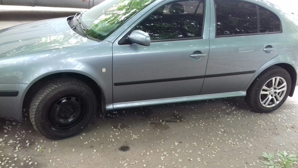 Пробив колесо та поліцейської Skoda RS) 2