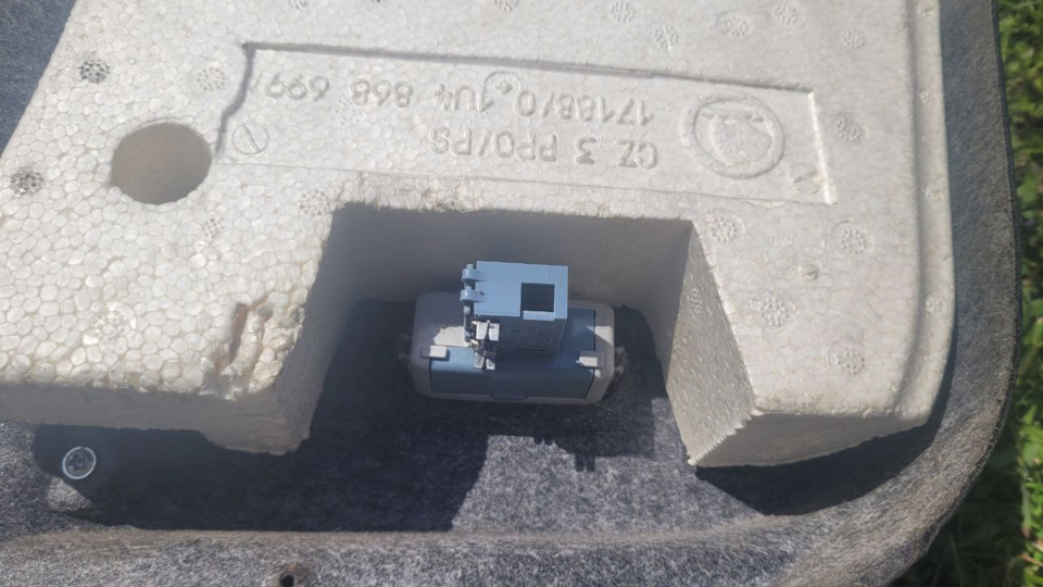 Підсвітка дверей на шкодувці або штатне підсвічування дверей на Октавії 3