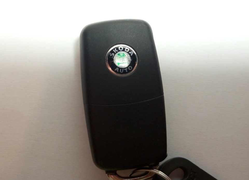 Зміна наклейки на викидному ключі (Flip Car Key) Skoda. 3