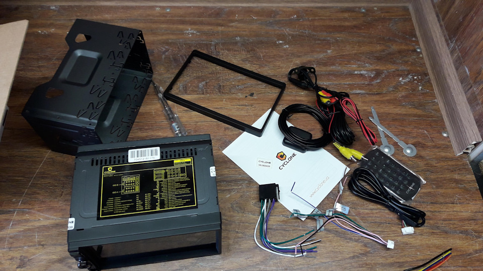 Cyclone 7045a 2din в Octavia 2
