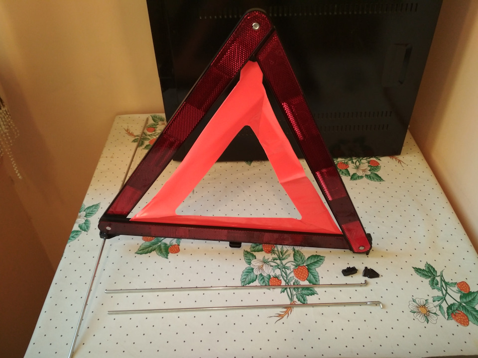 Warning triangle. Щоб їм порожньо було з їх сипліклевером. 1