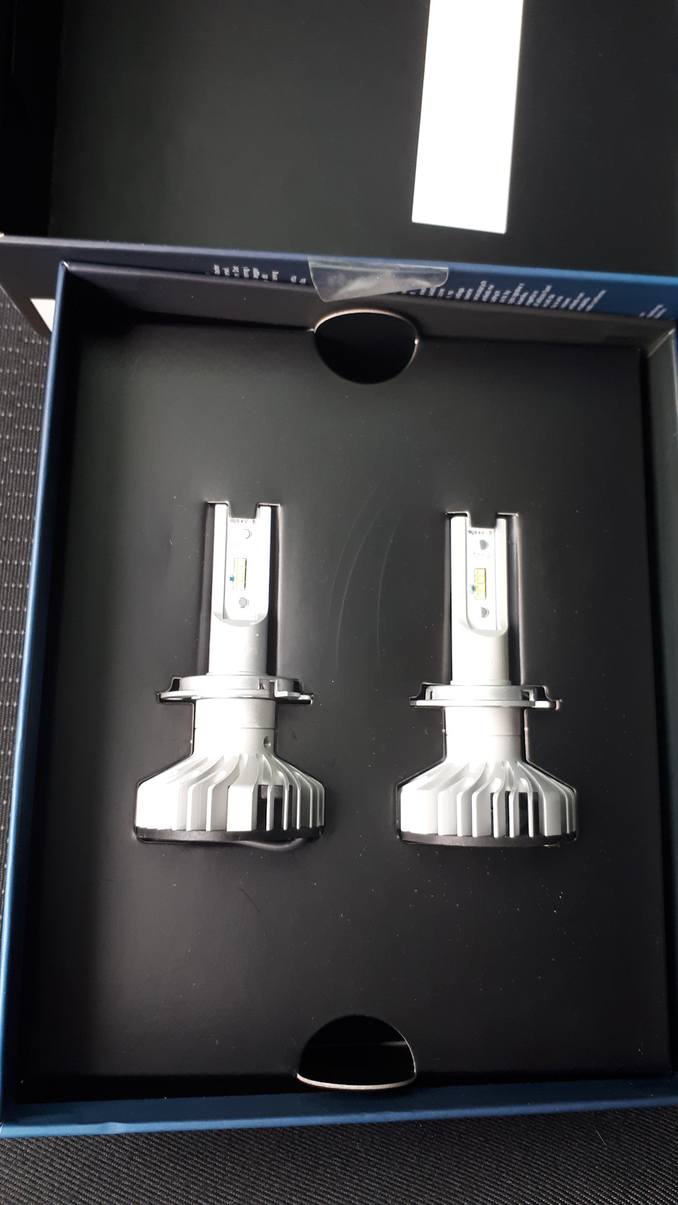 Led лампи Philips x-tremeUltinon H7 (арт. 12985BWX2) у ближнє світло 2