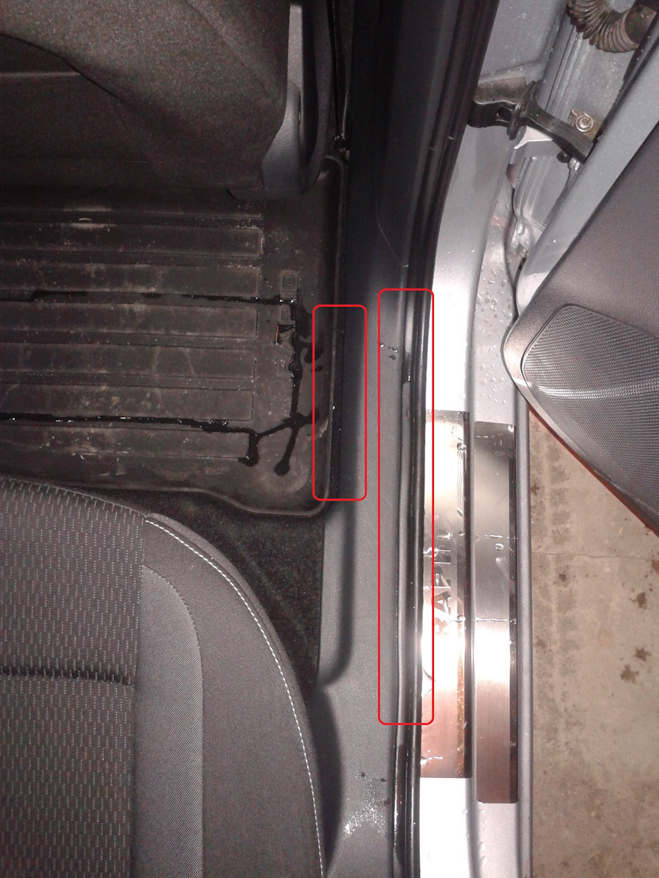 Вода в салоне Skoda Rapid 3