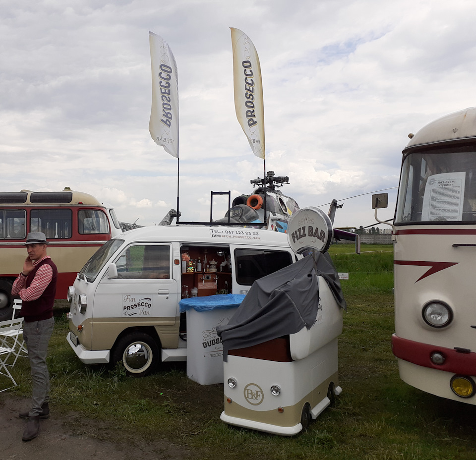 Змішалися в купу коні, люди - OLD CAR LAND 2019 5