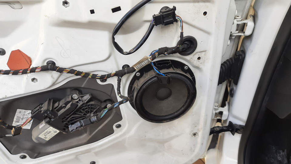 Заміна штатних передніх динаміків на Audison Prima AP 6.5 4
