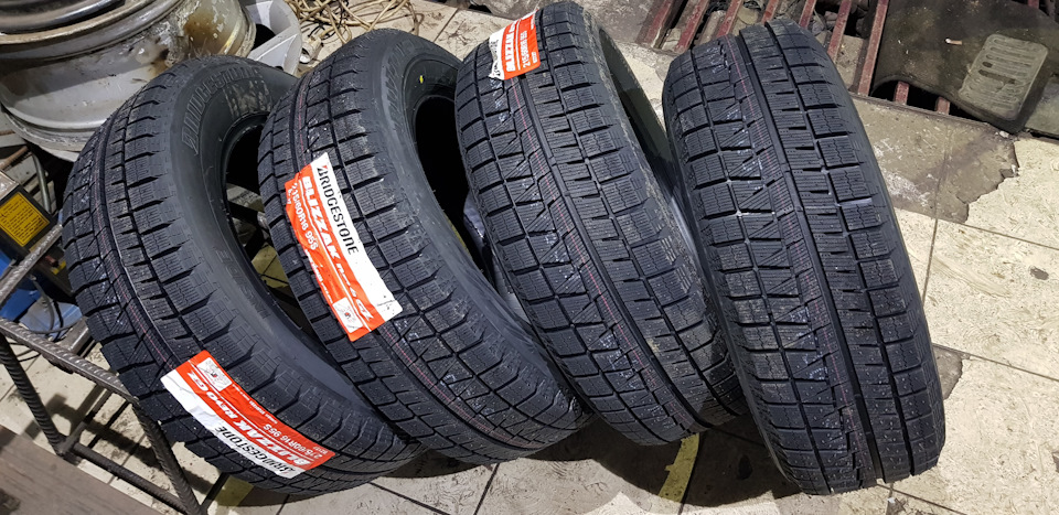 Диски + зимові шини Bridgestone Blizzak REVO GZ 215/60/R16 2