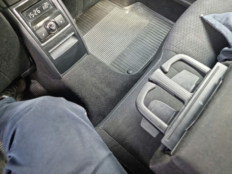 Задній підлокітник. Поламаний підсклянник Skoda Superb 2 4