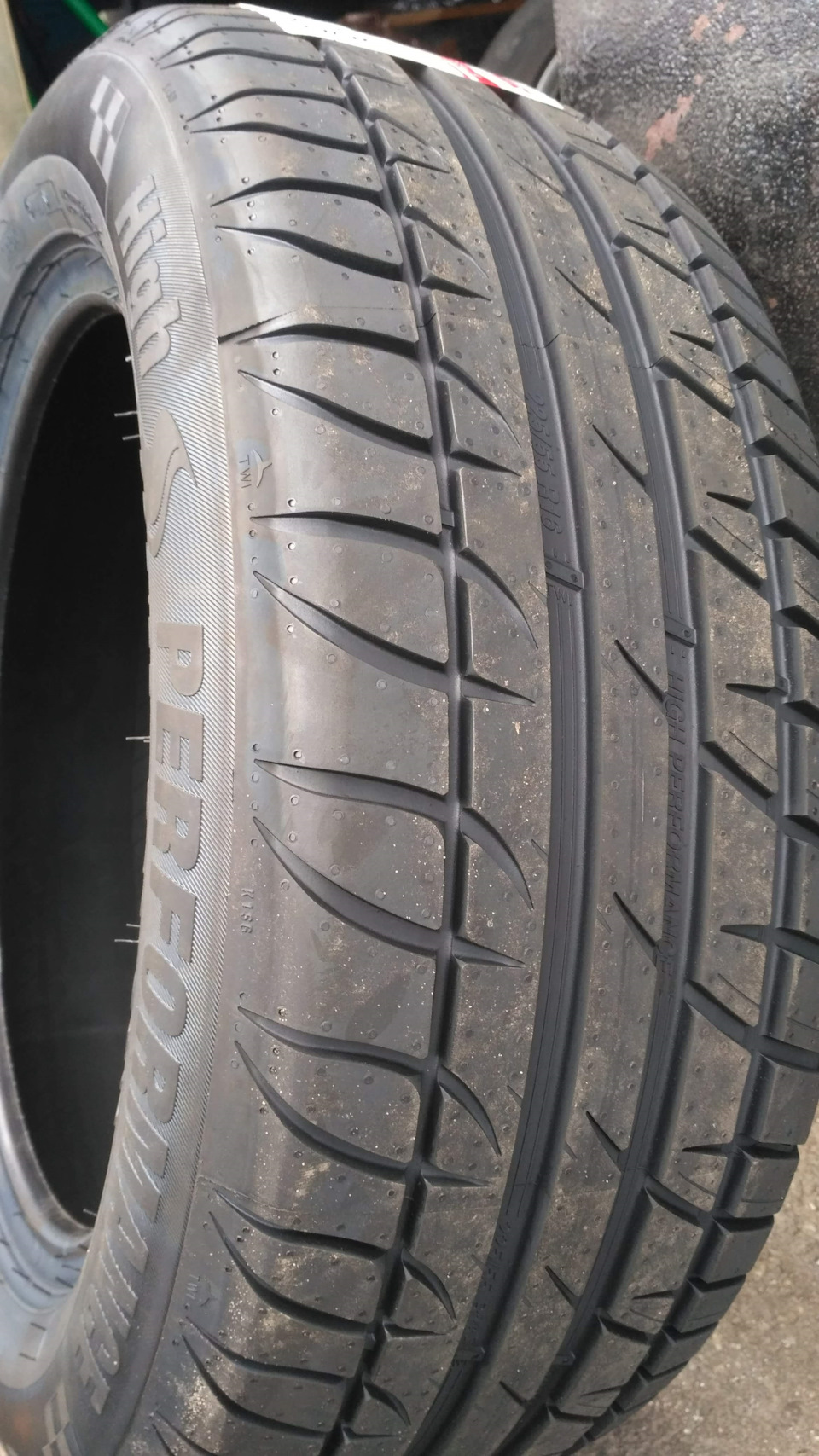 Нова гума Tigar High Performance 225/55/R16 4