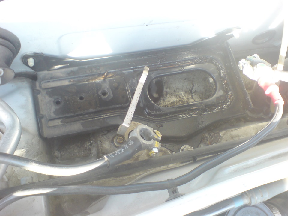 Забилися дренажні отвори під акумулятором 1