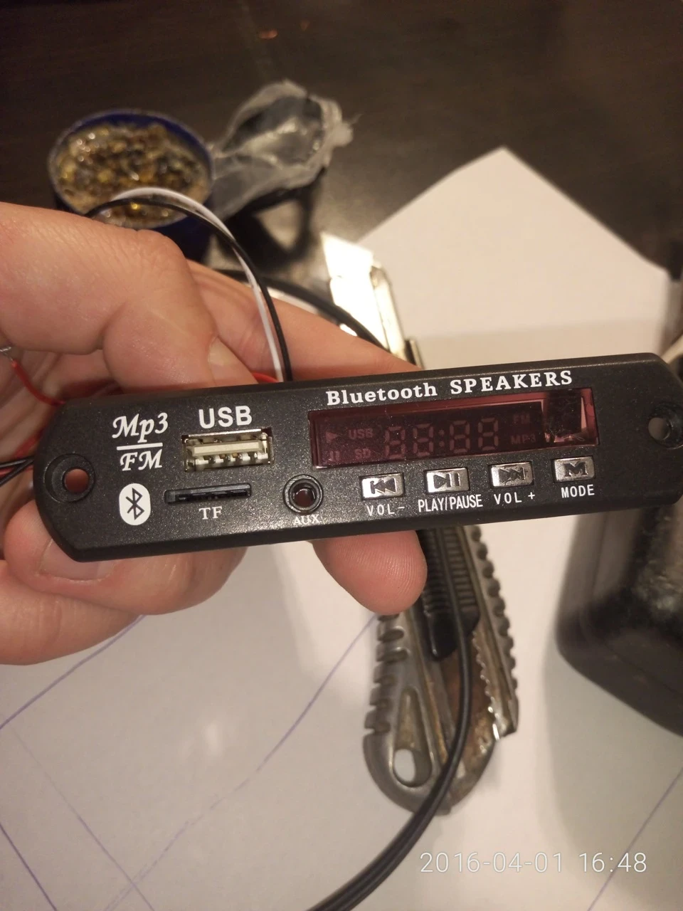 Аксесуар для прослуховування музики з USB флеш, micro SD, aux, і блютуз на штатний магнітофон.