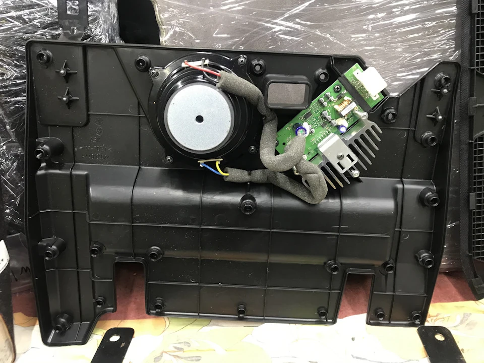 Заводський сабвуфер, його проводка та USB