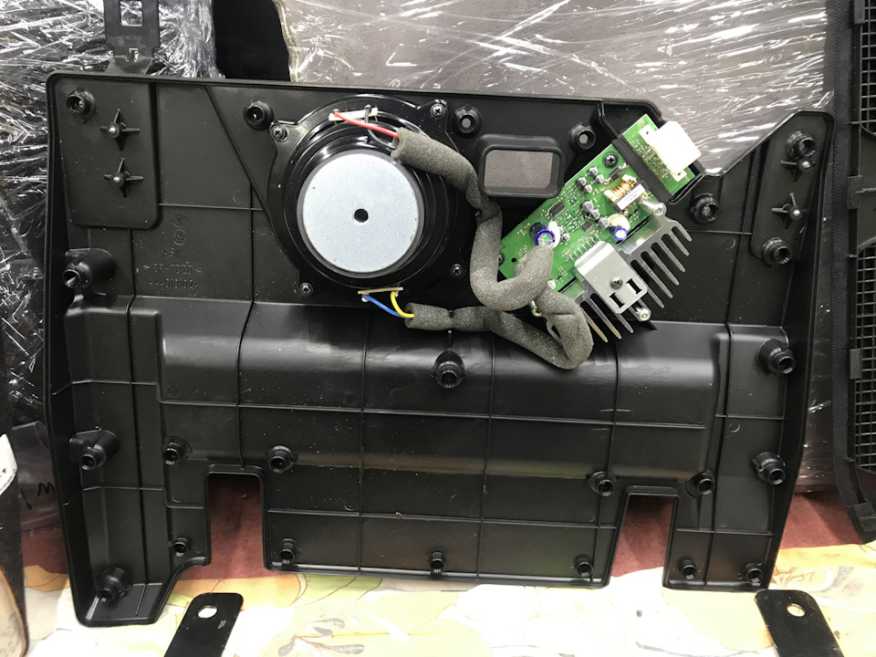 Заводський сабвуфер, його проводка та USB 1