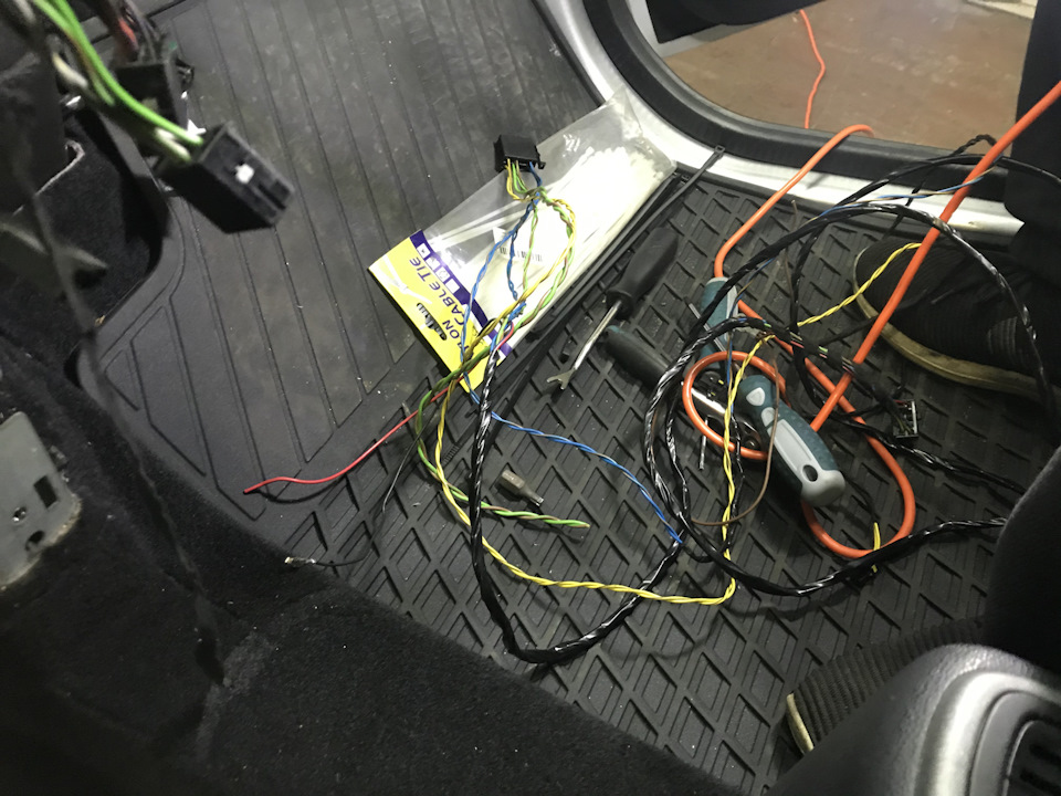 Заводський сабвуфер, його проводка та USB 3