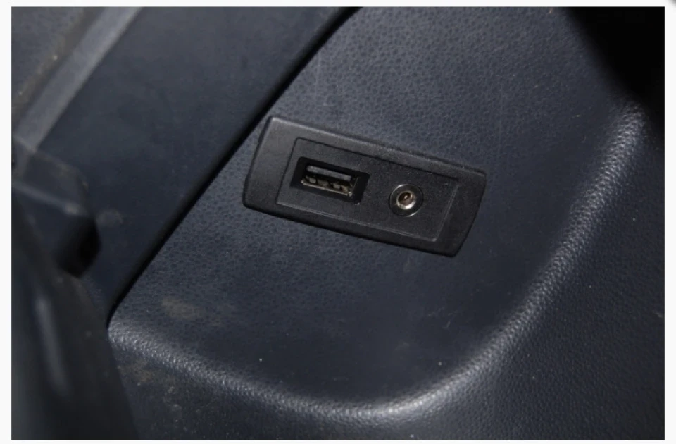 Питання про вбудовані роз'єми USB/AUX