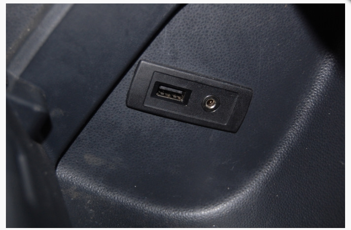 Питання про вбудовані роз'єми USB/AUX 1