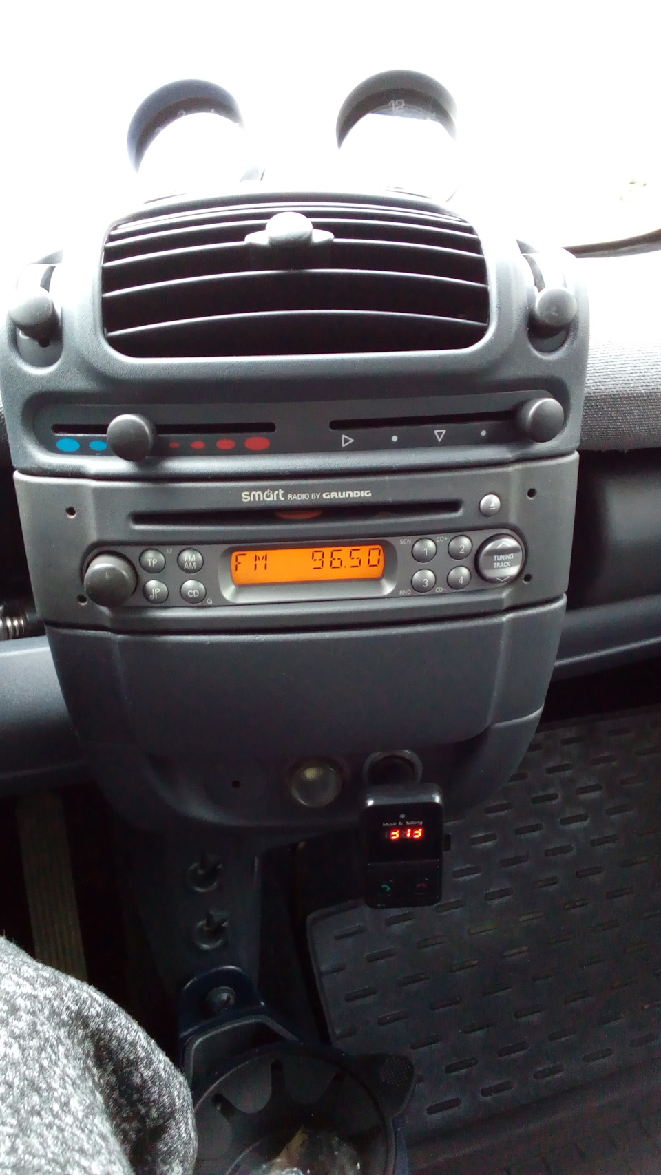 213 500 км Автозвук. Штатна магнітола, Grundig CDRR 1