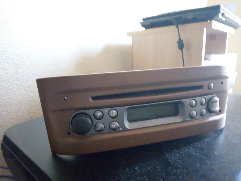 213 500 км Автозвук. Штатна магнітола, Grundig CDRR 2