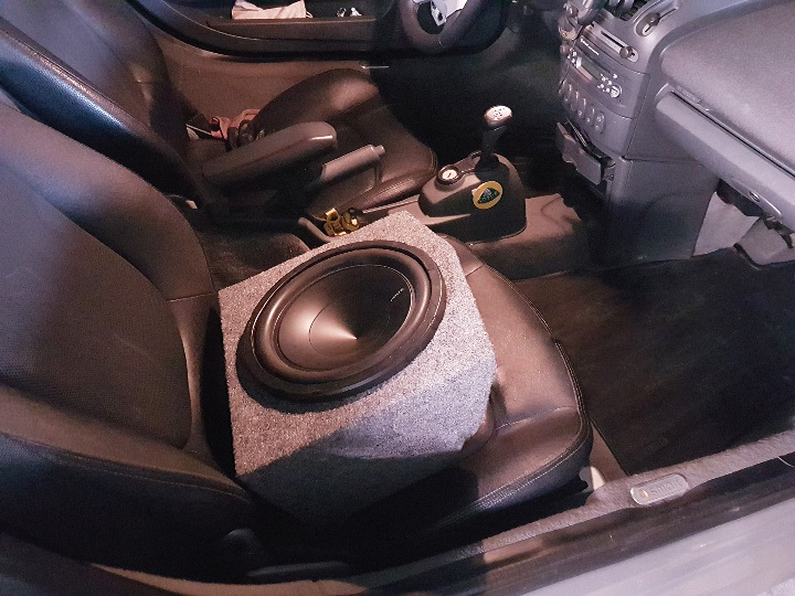 Новий сабвуфер HERTZ ES 250.5D у ноги пасажиру. 4