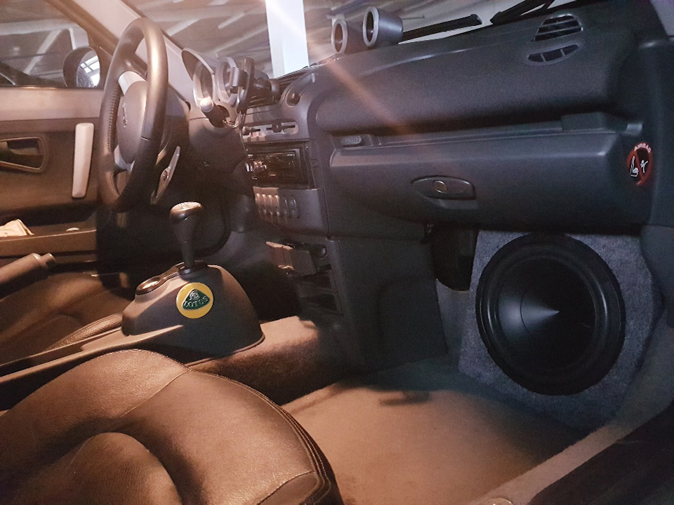 Новий сабвуфер HERTZ ES 250.5D у ноги пасажиру. 2