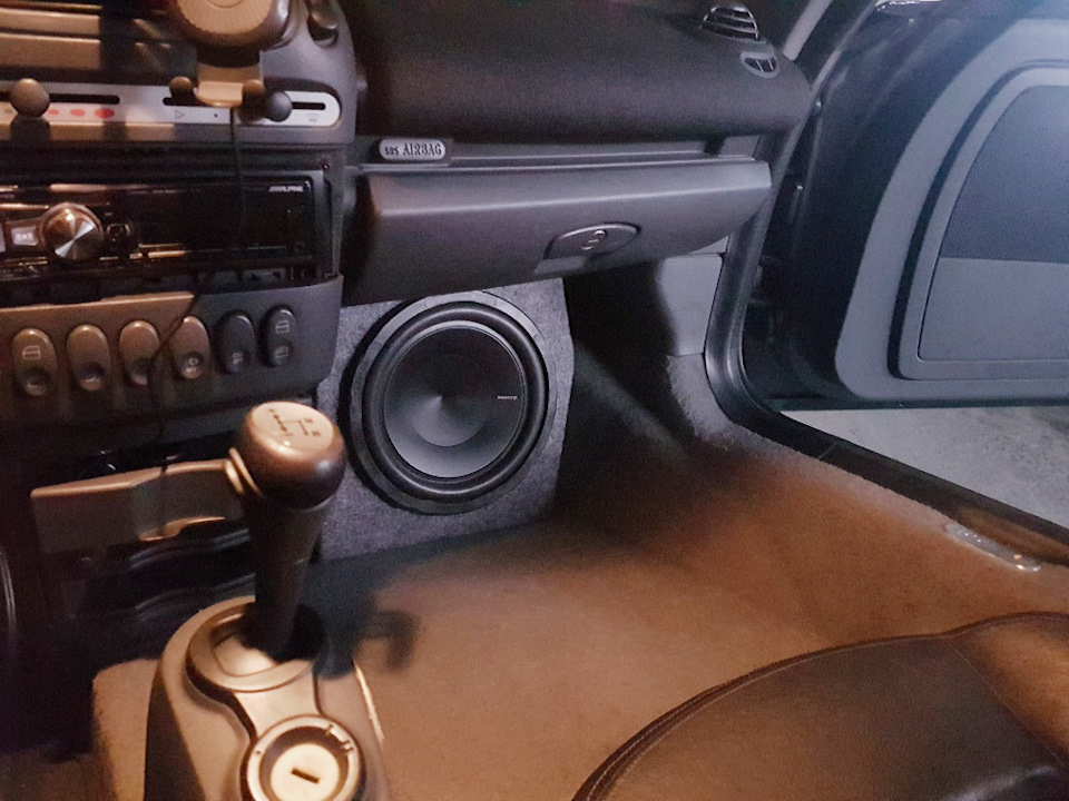 Новий сабвуфер HERTZ ES 250.5D у ноги пасажиру. 1