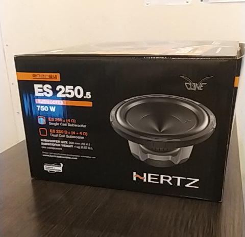 Новий сабвуфер HERTZ ES 250.5D у ноги пасажиру. 5