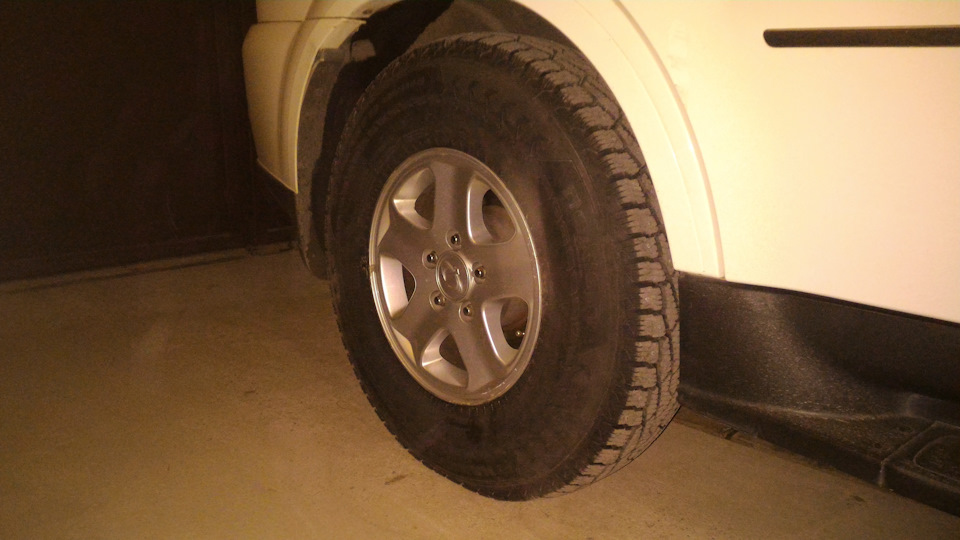 Зимова гума на місці 235/85 R16 2