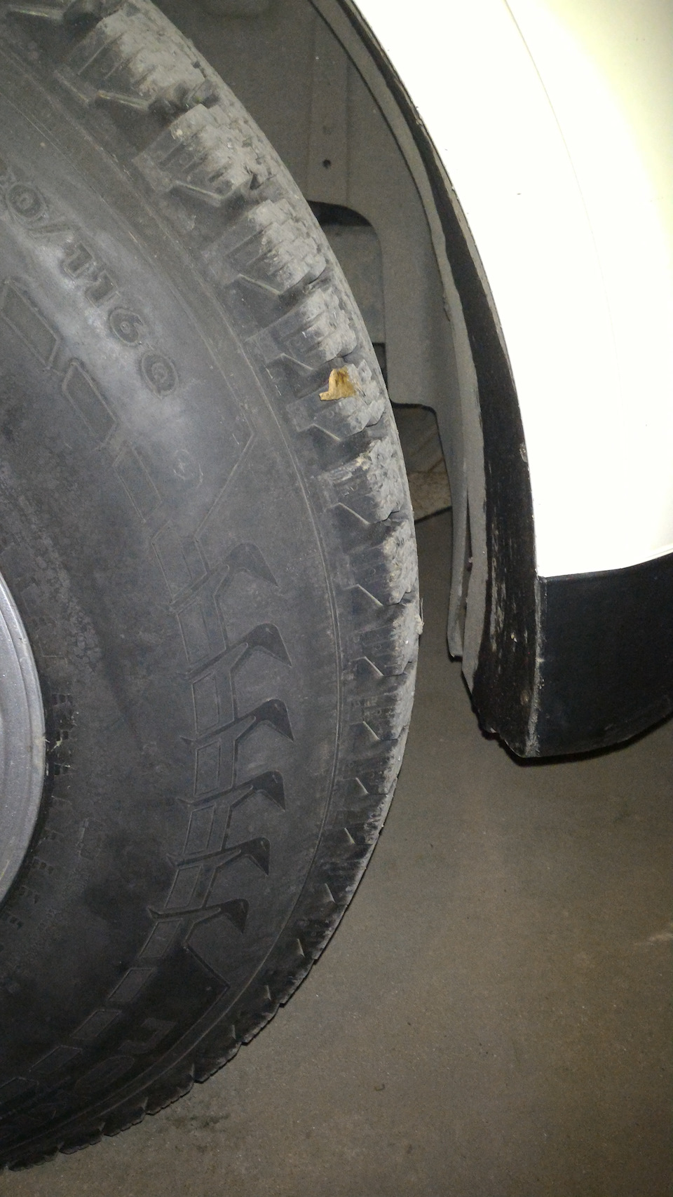 Зимова гума на місці 235/85 R16 3