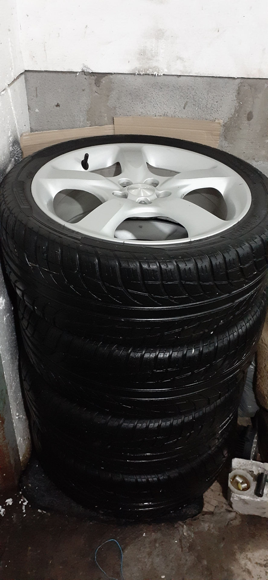 Диски та шини 215 45 R17 2