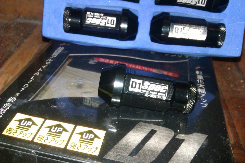 Полегшені колісні гайки D1 ​​Spec Racing Nut 4