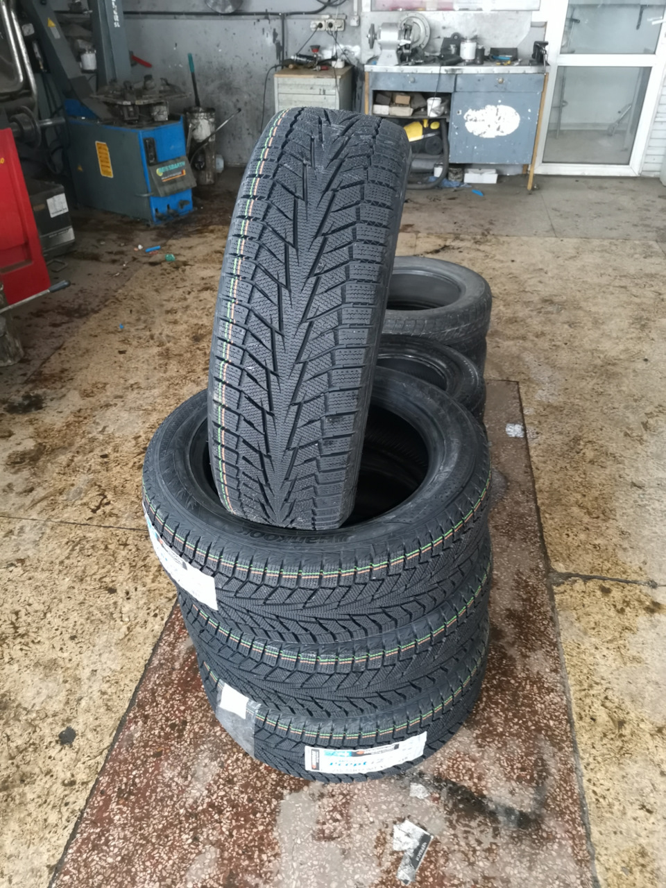 Зимова гума Hankook Winter I*Cept IZ2 W616 215/55 R17 98T 2