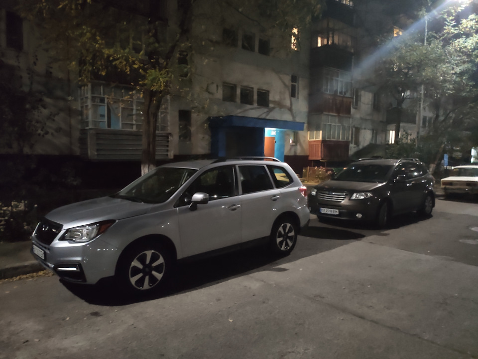 Просто ввечері біля під'їзду 1