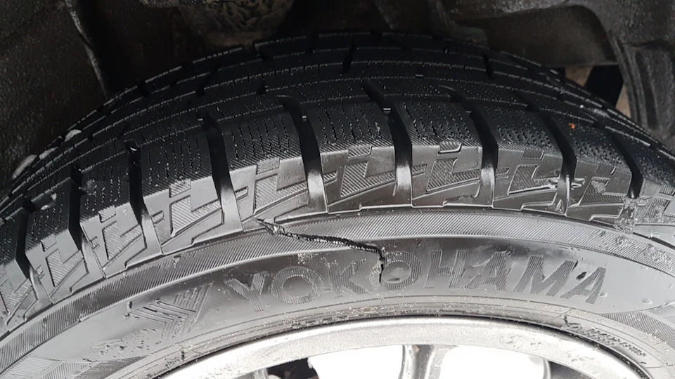 Недовиїзд на off-road, розрізав покришку...