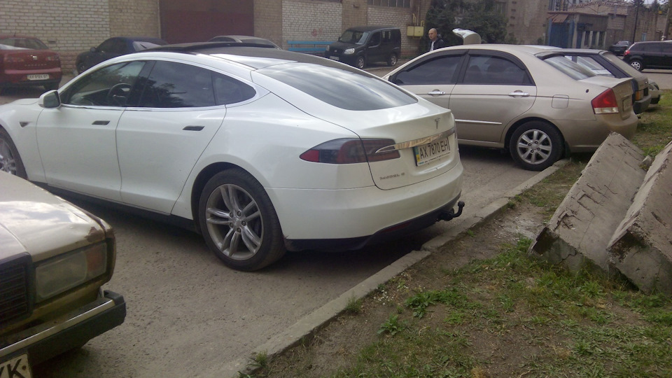 Бабулі не поясниш, що в тебе Tesla... 1