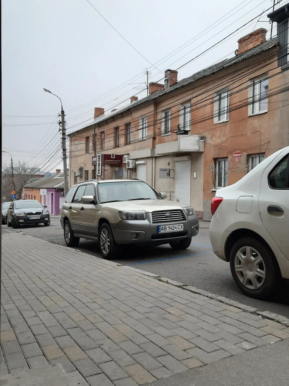 Ухил і душевні муки! Чи варто паркувати машину на схилі?