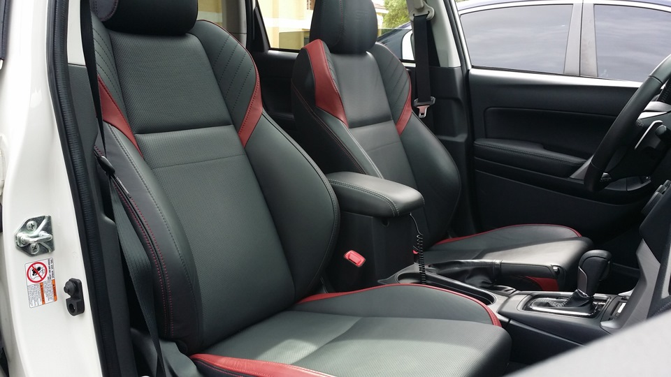Фотографії крісел від Subaru Forester STI 2015 Limited 3