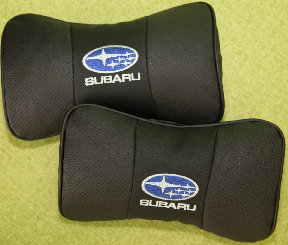 Подушки з логотипом Subaru 1