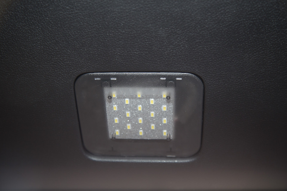 Запилив кнопку для LED люстри у дверях багажника 2