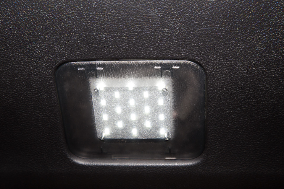 Запилив кнопку для LED люстри у дверях багажника 3